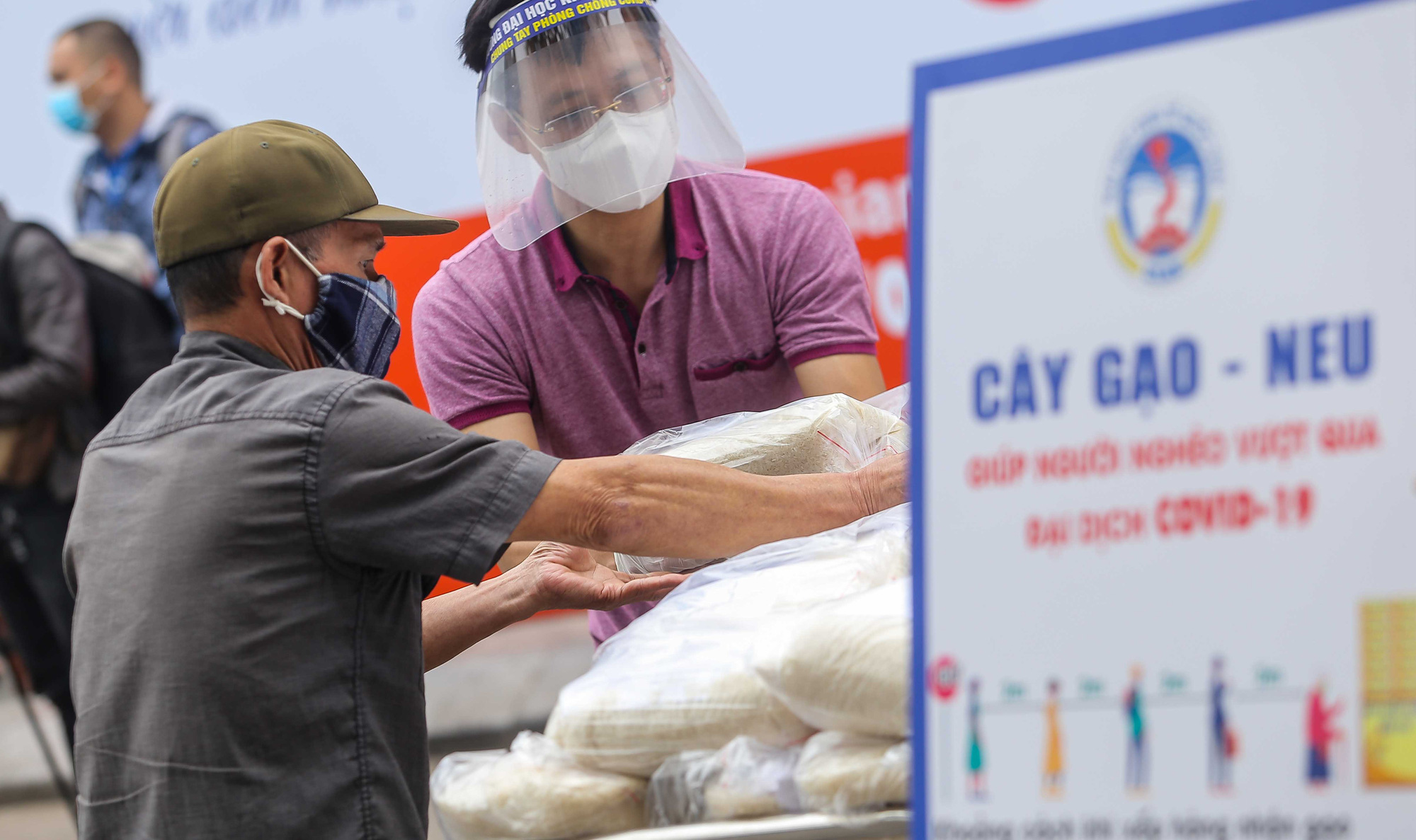 Phát gạo miễn phí với công nghệ nhận diện khuôn mặt - Ảnh 8.