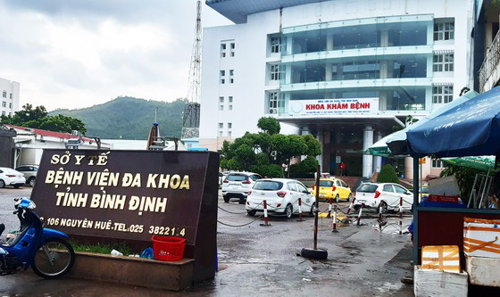 Kh&ocirc;ng cho b&aacute;n h&agrave;ng rong, người phụ nữ lăng mạ tổ ph&ograve;ng chống dịch - Ảnh 1.