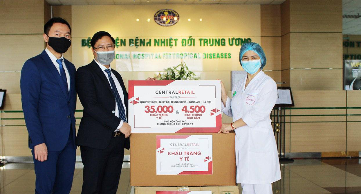 Central Group tặng 70.000 khẩu trang y tế và 9.000 kính chống giọt bắn cho bệnh viện