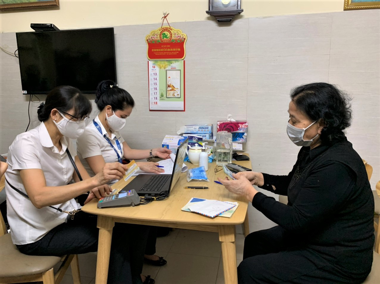 Hà Nội chi trả gần 4.000 tỉ đồng tiền lương hưu tại nhà cho 440.000 người - Ảnh 2.