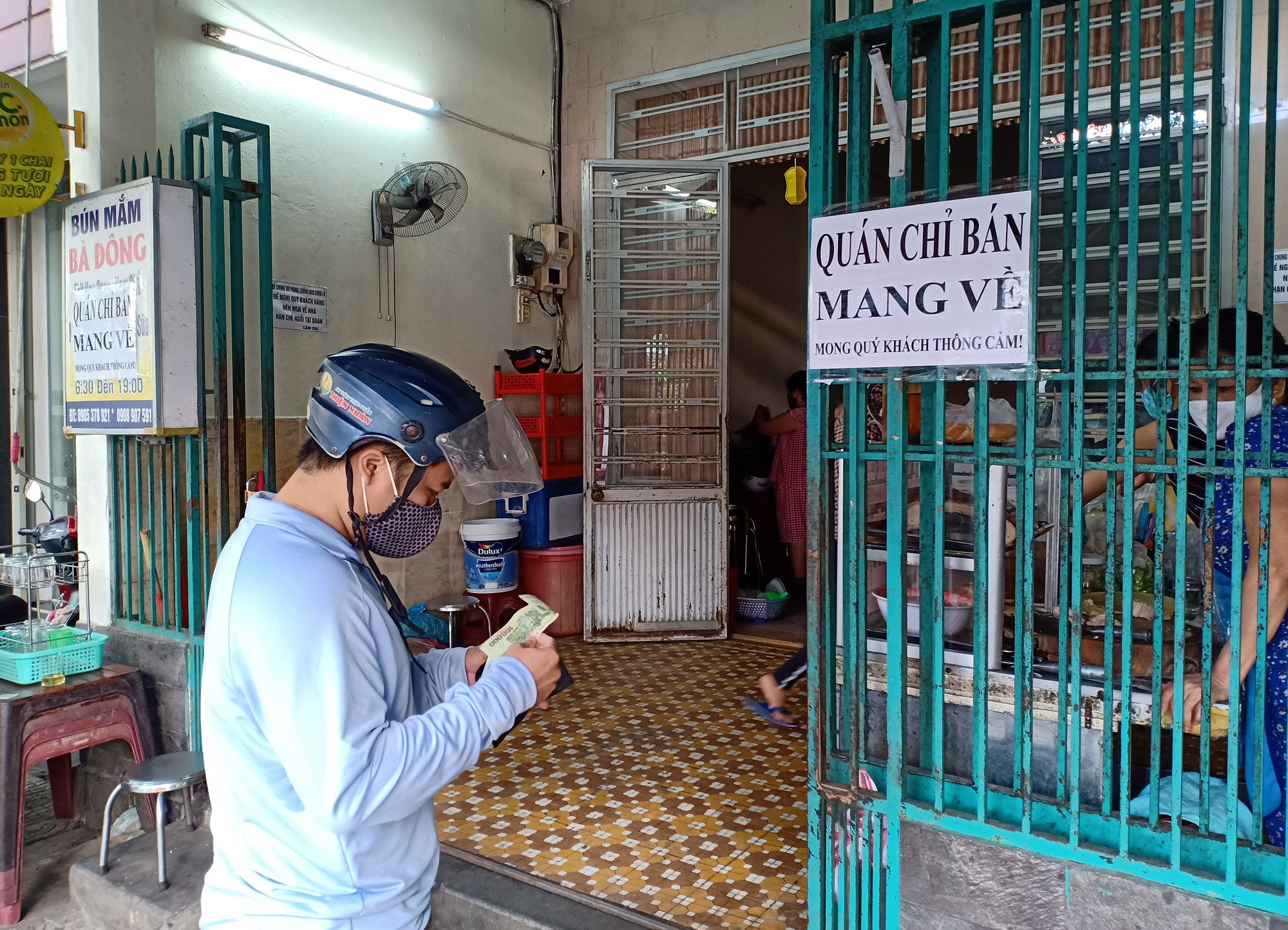 Ng&agrave;y đầu b&aacute;n h&agrave;ng ăn uống mang về ở Đ&agrave; Nẵng: Kh&oacute; giữ khoảng c&aacute;ch 2m - Ảnh 3.