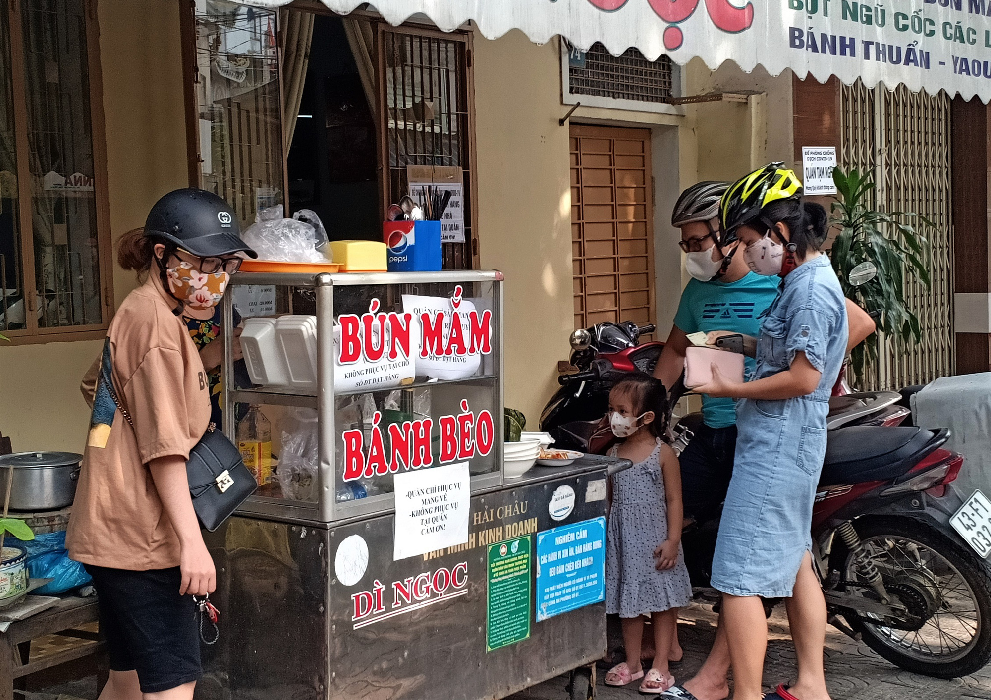 Ng&agrave;y đầu b&aacute;n h&agrave;ng ăn uống mang về ở Đ&agrave; Nẵng: Kh&oacute; giữ khoảng c&aacute;ch 2m - Ảnh 4.