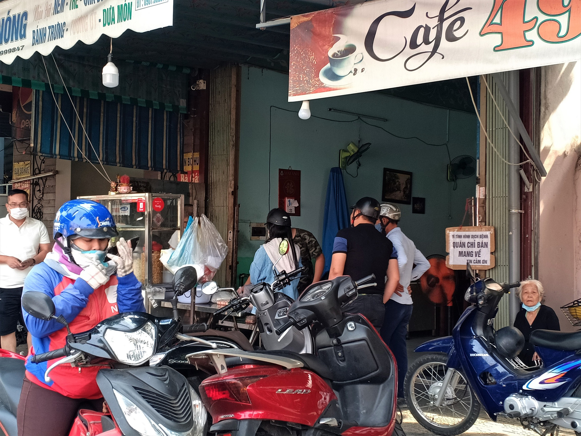 Ng&agrave;y đầu b&aacute;n h&agrave;ng ăn uống mang về ở Đ&agrave; Nẵng: Kh&oacute; giữ khoảng c&aacute;ch 2m - Ảnh 6.