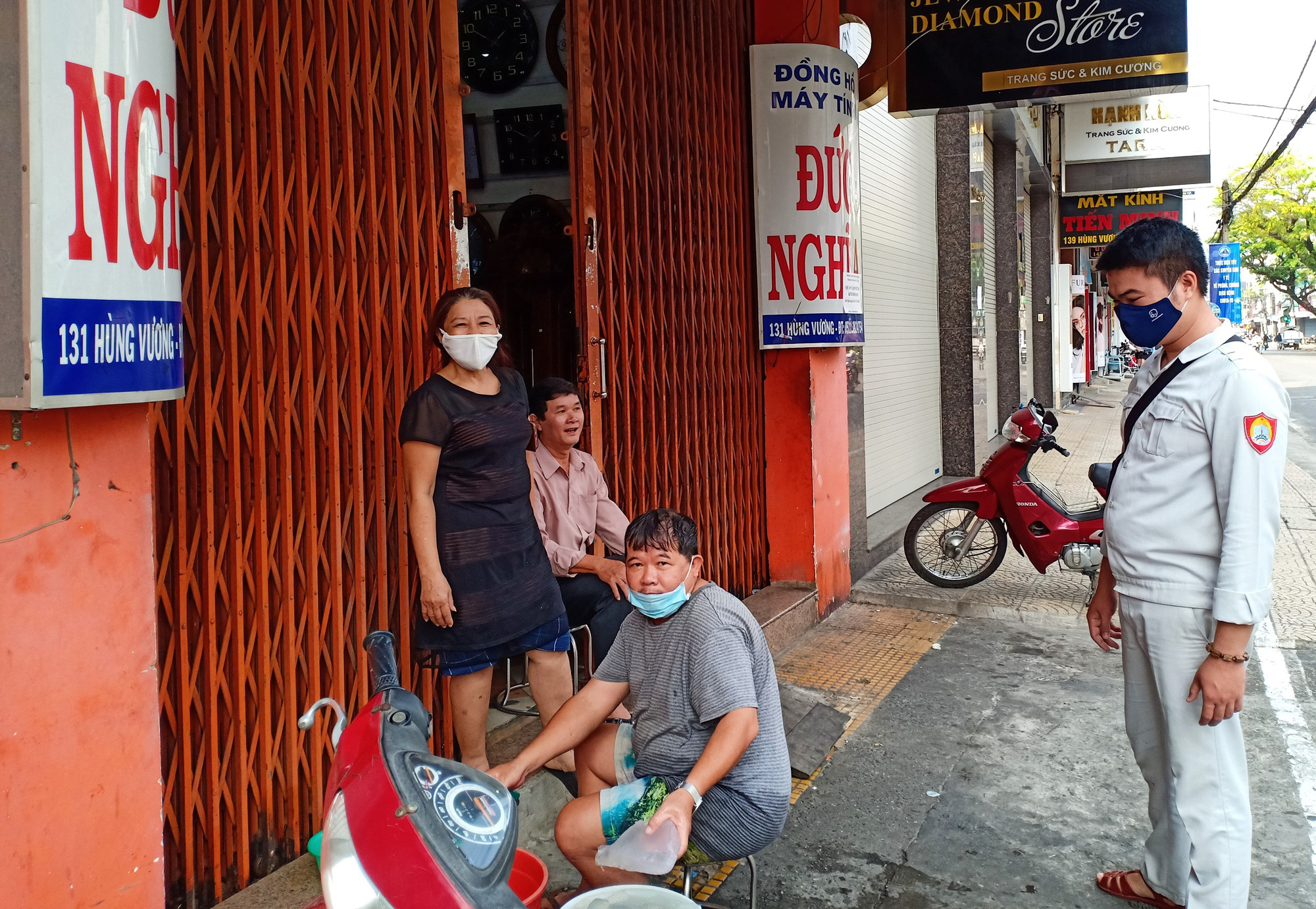 Ng&agrave;y đầu b&aacute;n h&agrave;ng ăn uống mang về ở Đ&agrave; Nẵng: Kh&oacute; giữ khoảng c&aacute;ch 2m - Ảnh 8.