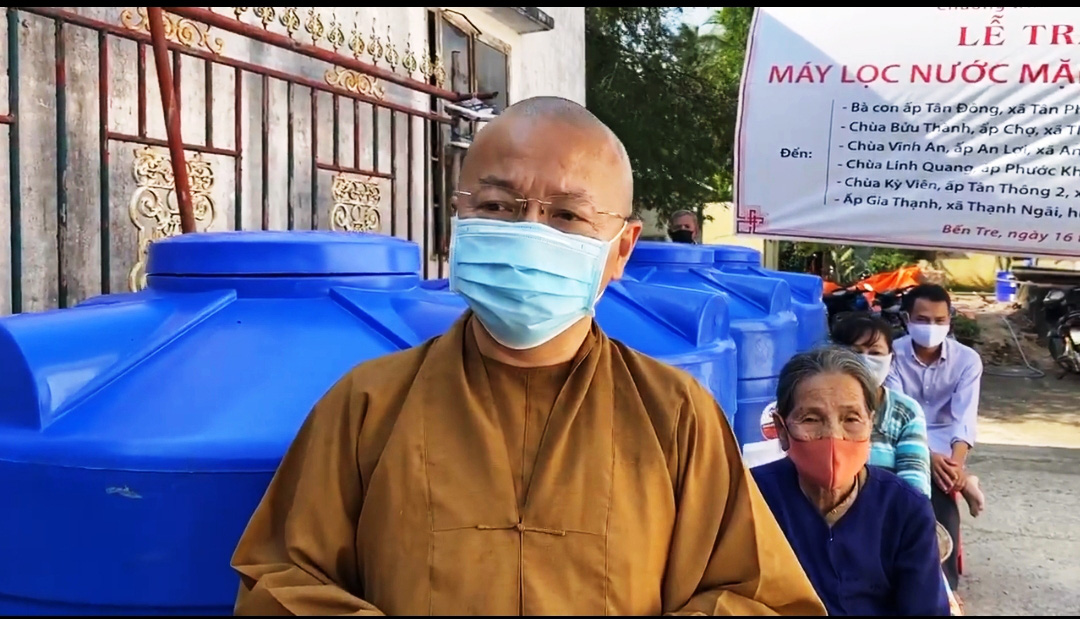 Chùa Giác Ngộ TP HCM mang niềm vui đến với bà con vùng hạn, mặn Bến Tre - Ảnh 1.
