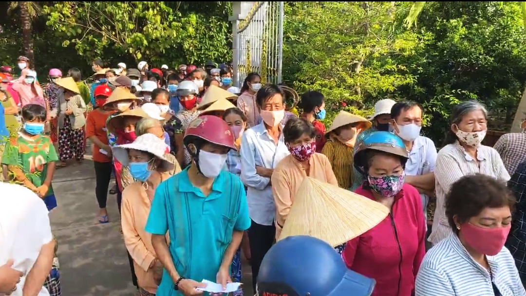 Chùa Giác Ngộ TP HCM mang niềm vui đến với bà con vùng hạn, mặn Bến Tre - Ảnh 2.