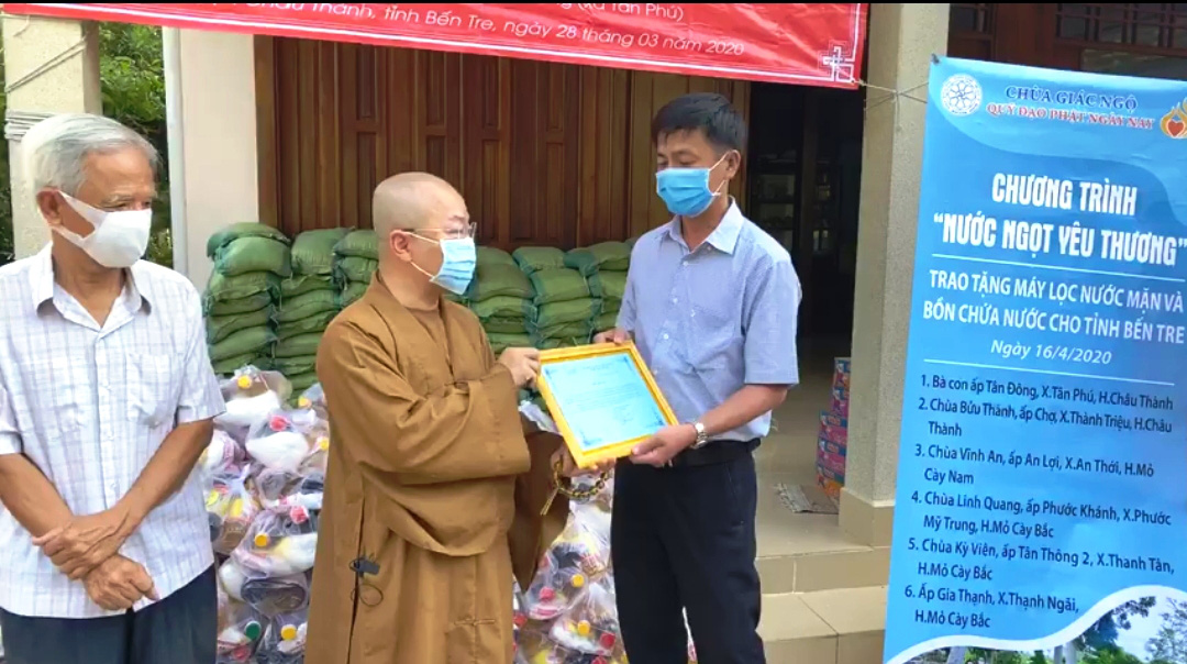 Chùa Giác Ngộ TP HCM mang niềm vui đến với bà con vùng hạn, mặn Bến Tre - Ảnh 3.