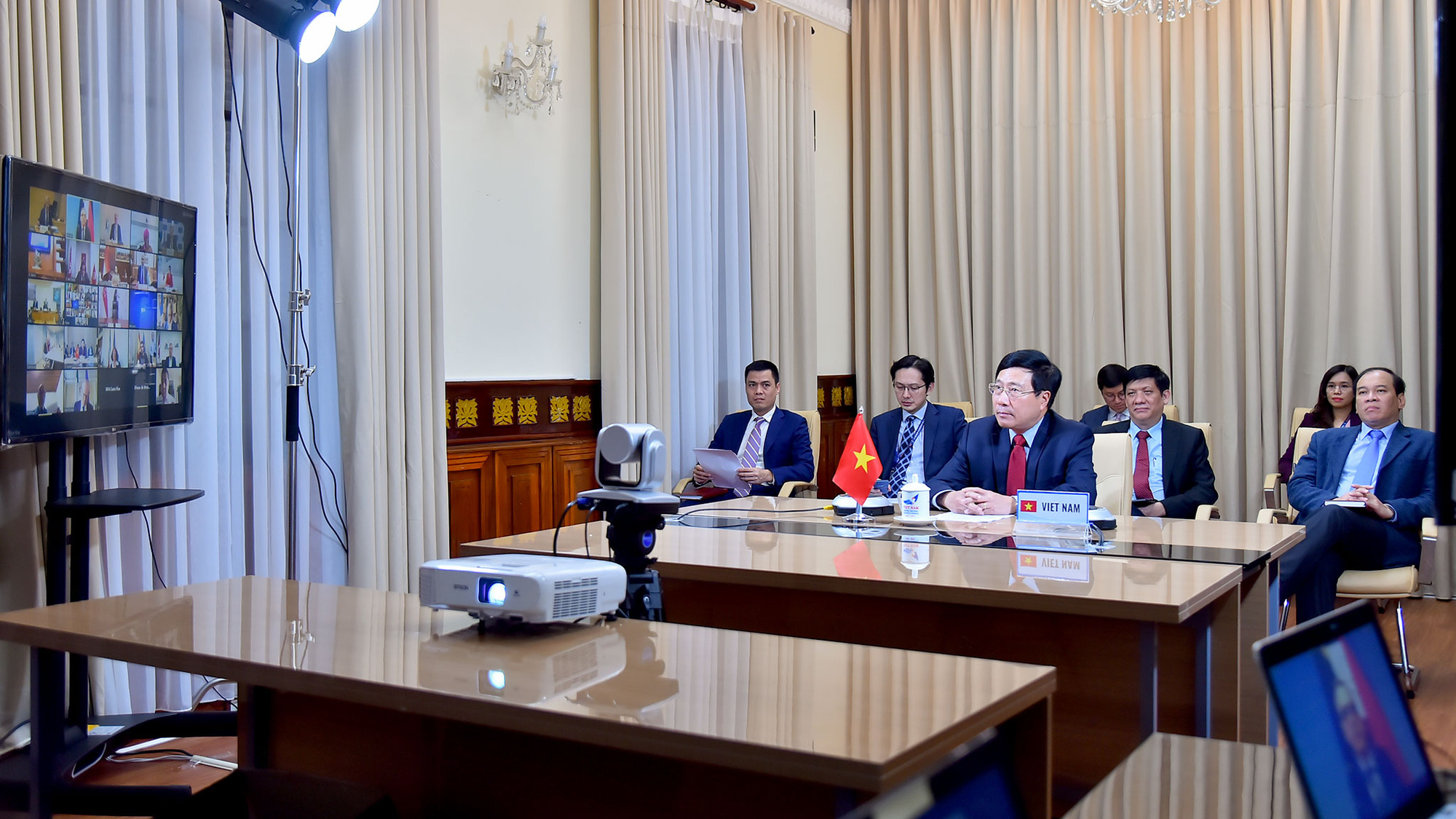 H&agrave;nh vi cường quyền, đơn phương ảnh hưởng đến nỗ lực ứng ph&oacute; dịch Covid-19 - Ảnh 2.