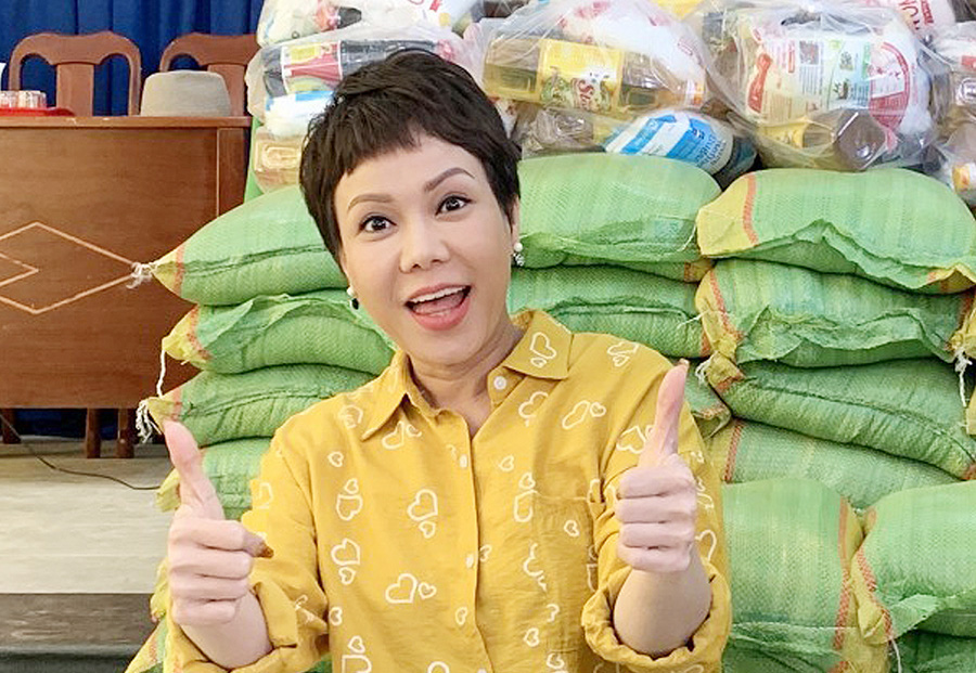 Việt Hương tặng 1 tấn gạo đến các nghệ sĩ khó khăn