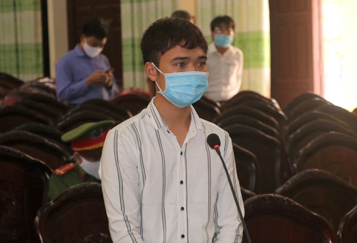 Nam thanh niên không đội mũ bảo hiểm, không đeo khẩu trang tông ngã công an
