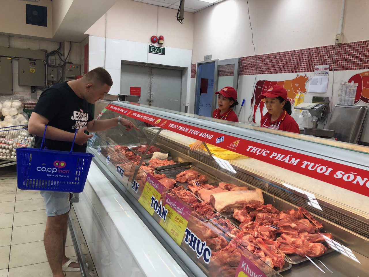 Si&ecirc;u thị tung thịt heo nhập khẩu gi&aacute; rẻ để b&igrave;nh ổn thị trường - Ảnh 2.