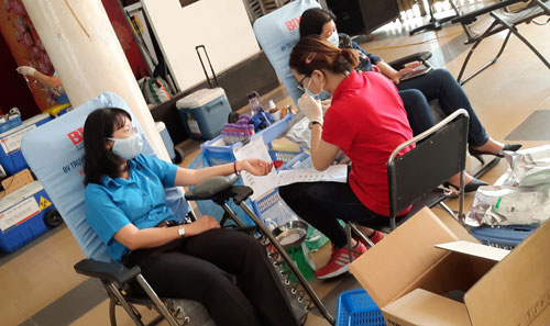 Đoàn viên tham gia hiến máu tình nguyện