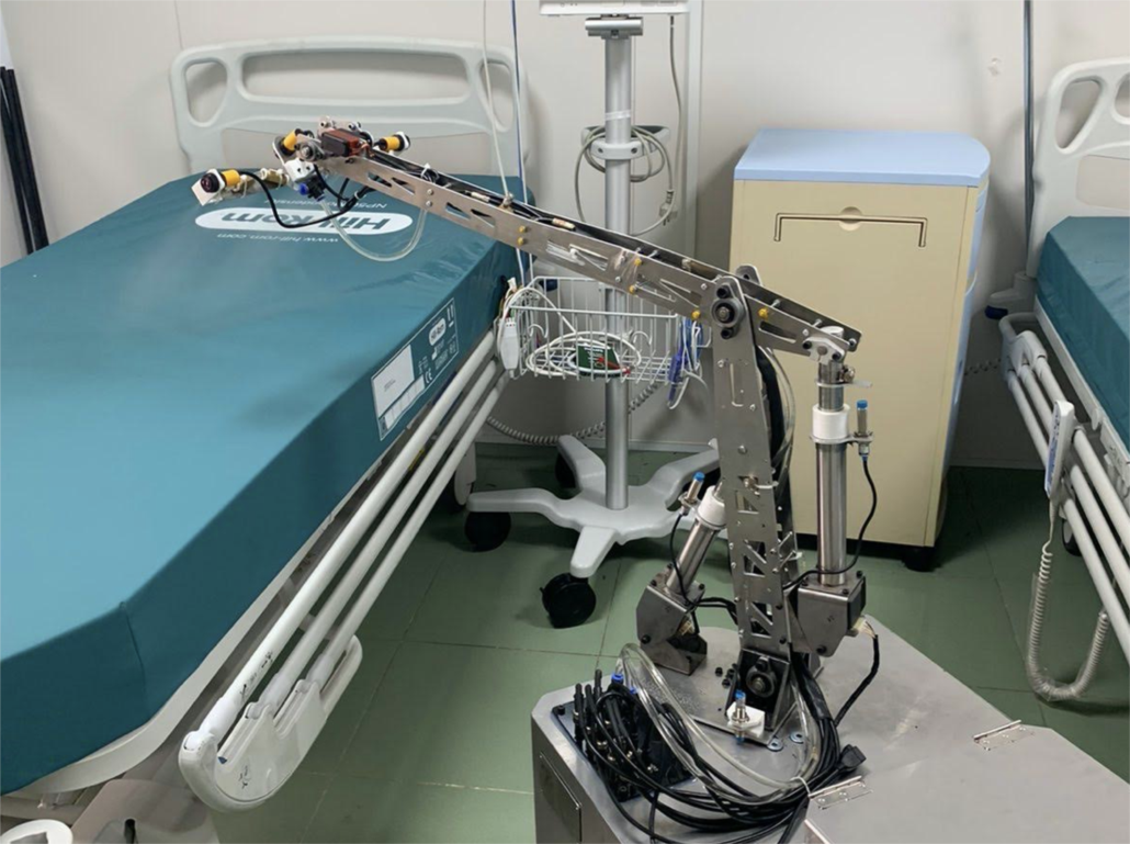 Robot vào tận gường khử Covid-19 tại Bệnh viện Nhiệt đới và Cần Giờ - Ảnh 2.