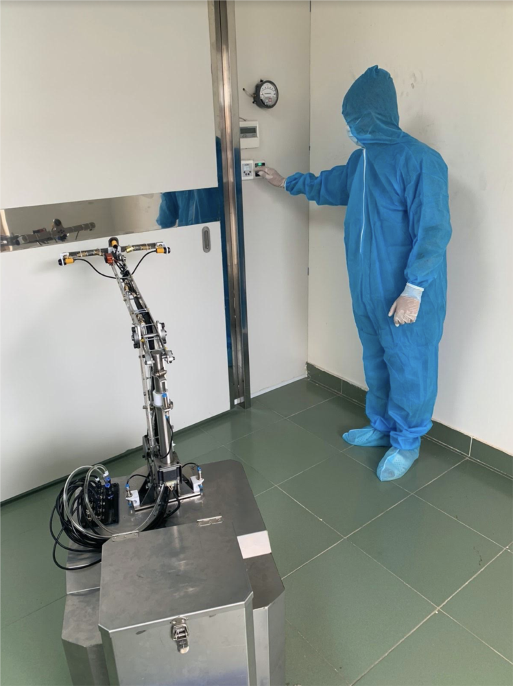 Robot vào tận gường khử Covid-19 tại Bệnh viện Nhiệt đới và Cần Giờ - Ảnh 1.