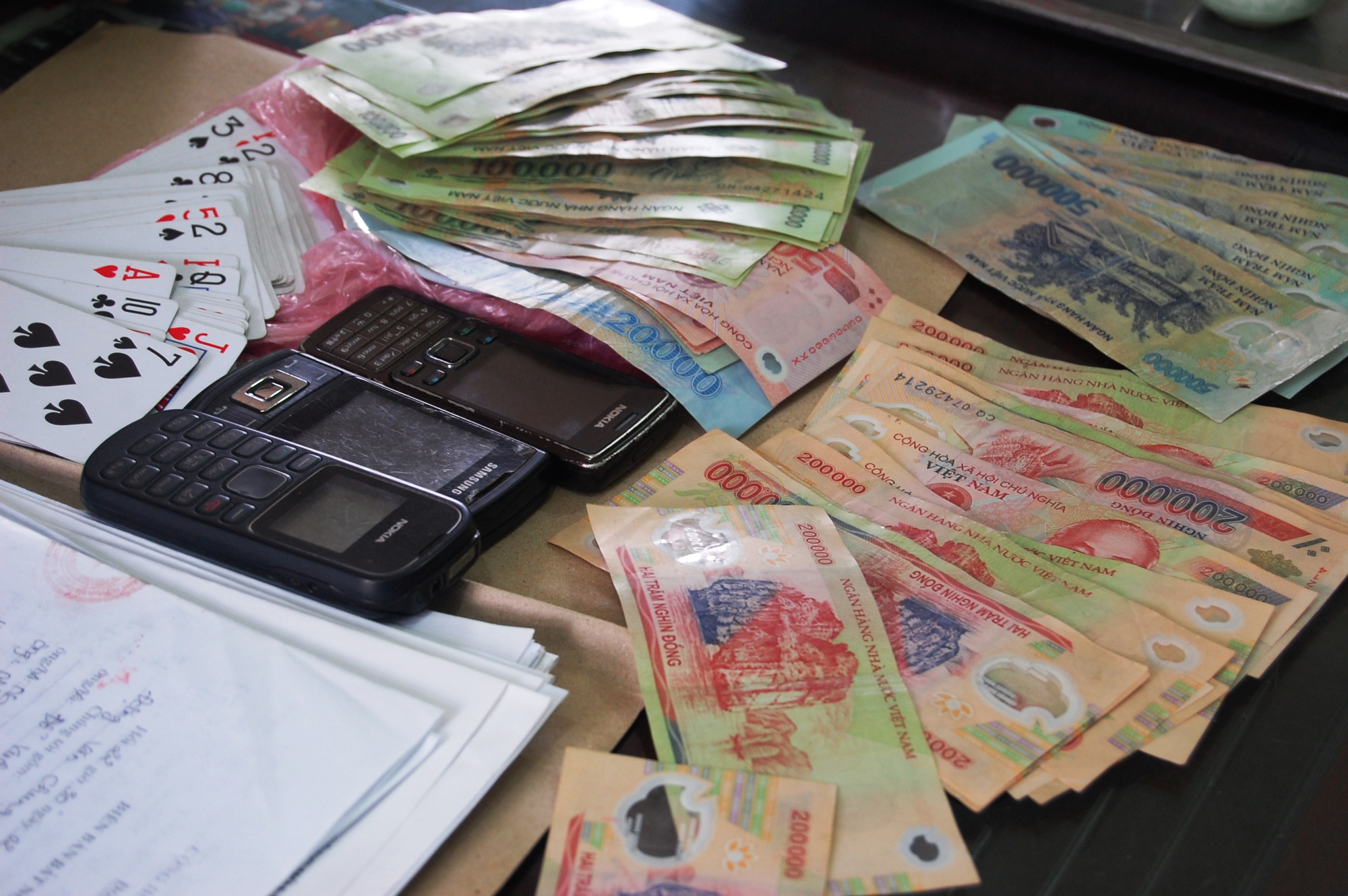Nhóm người lập 2 sòng bài sát phạt ở khu cách ly bị phạt 13,5 triệu đồng