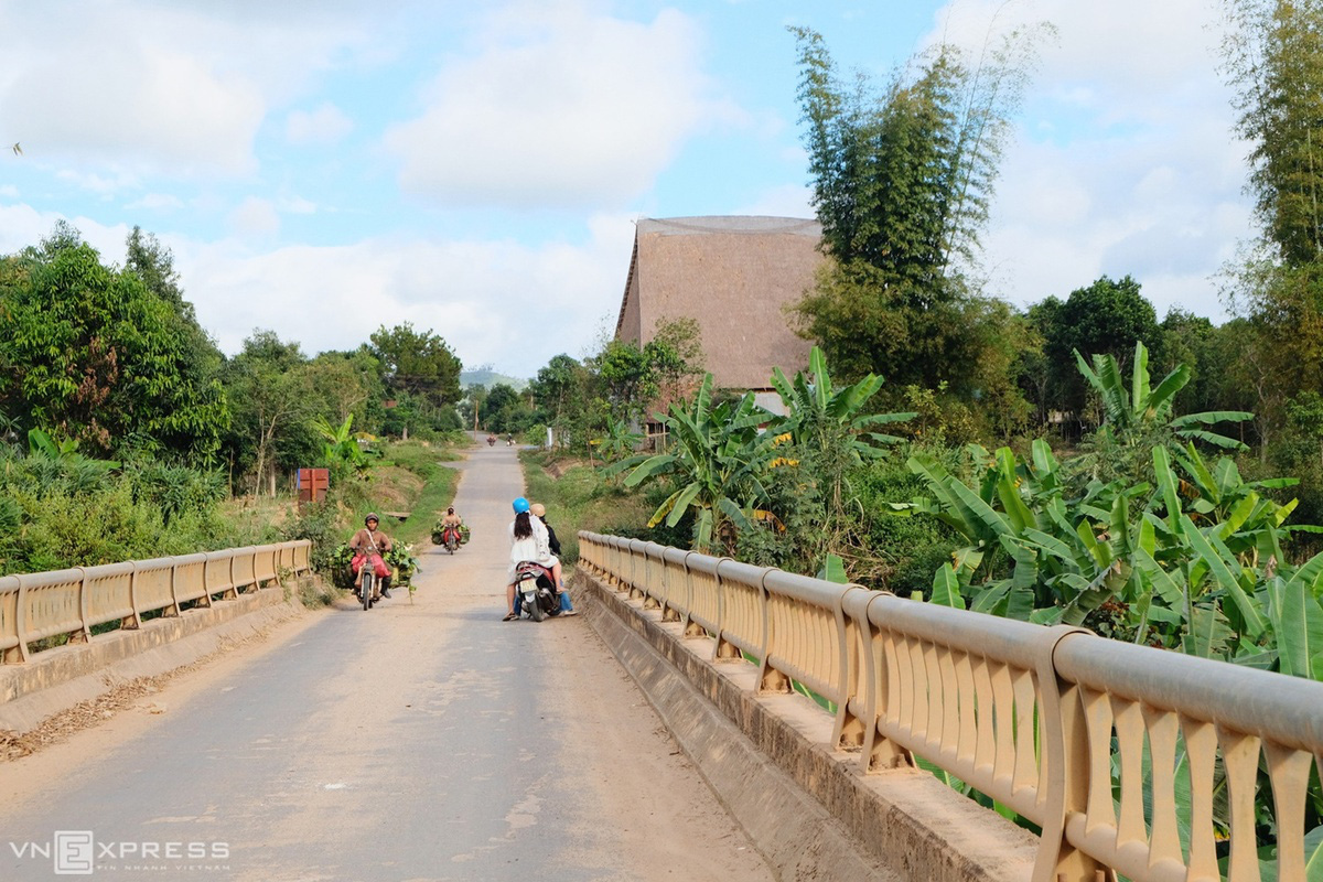 Nhà rông lớn nhất Tây Nguyên - Ảnh 8.