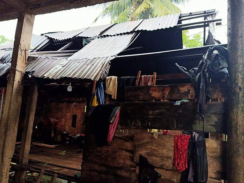 Quảng Trị: Lốc xoáy quét qua, hàng chục nhà dân bị tốc mái