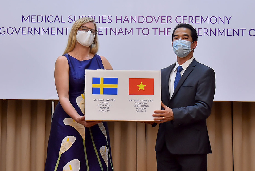 Trao tặng Thụy Điển 100.000 khẩu trang để chống dịch Covid-19