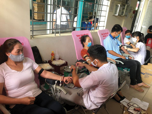 300 CNVC-LĐ hiến máu tình nguyện - Ảnh 1.