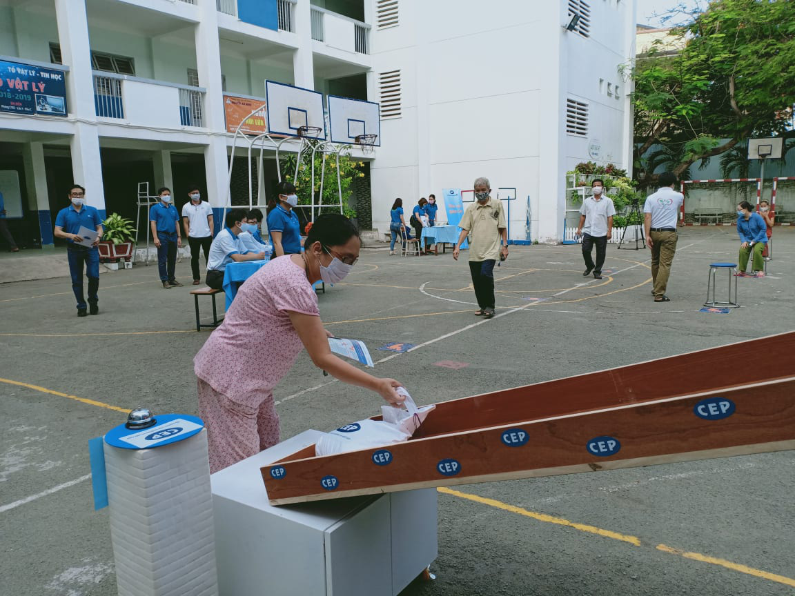 Chuyến xe yêu thương đến với người lao động nghèo
