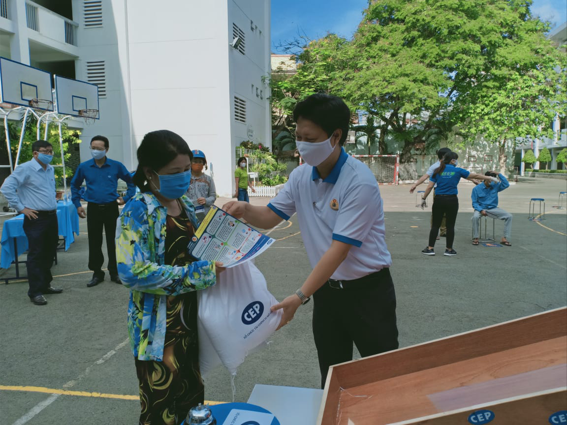 Chuyến xe yêu thương đến với người lao động nghèo - Ảnh 3.