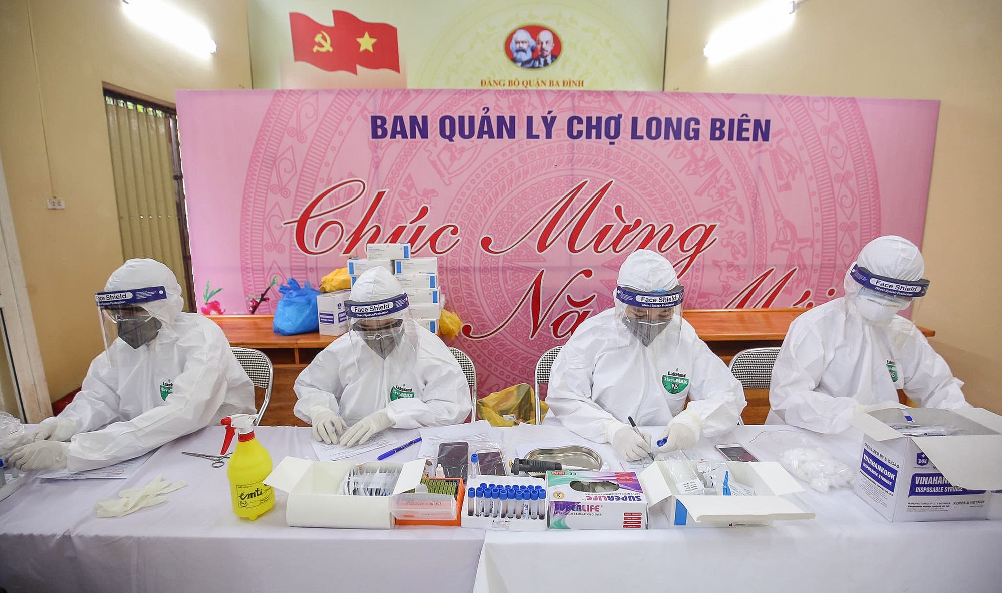CLIP: Tiểu thương chợ đầu mối Long Bi&ecirc;n hồi hộp với kết quả x&eacute;t nghiệm nhanh Covid-19 - Ảnh 2.