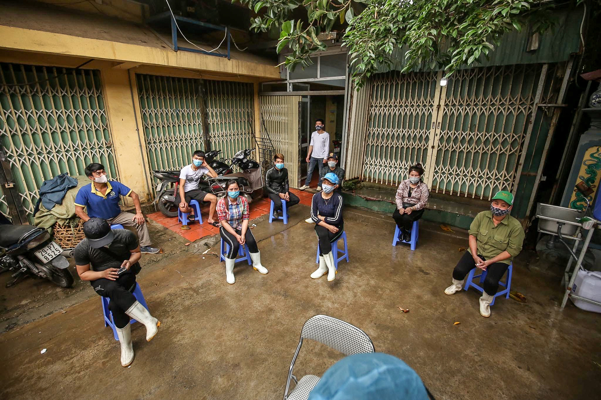 CLIP: Tiểu thương chợ đầu mối Long Bi&ecirc;n hồi hộp với kết quả x&eacute;t nghiệm nhanh Covid-19 - Ảnh 5.