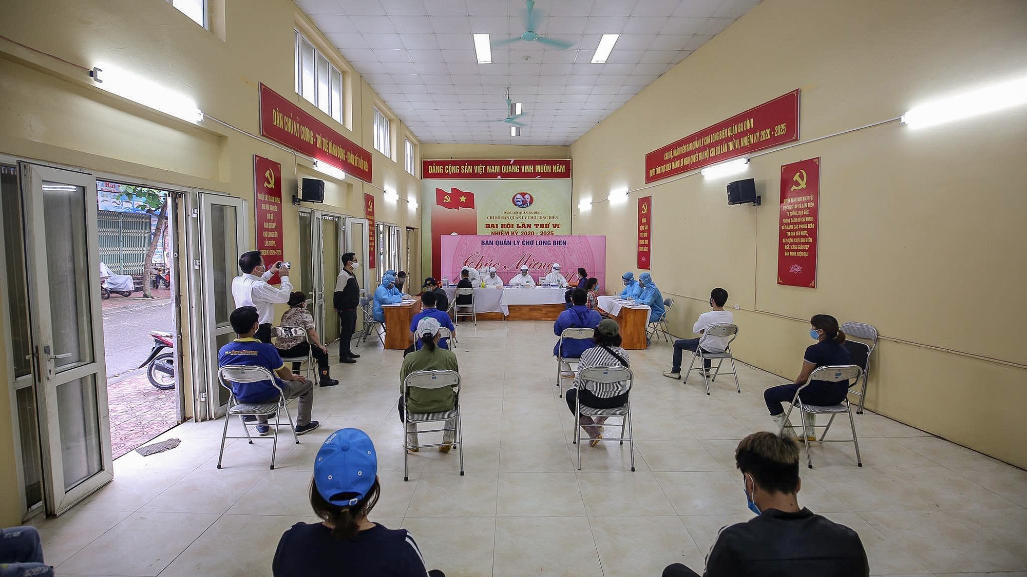 CLIP: Tiểu thương chợ đầu mối Long Bi&ecirc;n hồi hộp với kết quả x&eacute;t nghiệm nhanh Covid-19 - Ảnh 8.