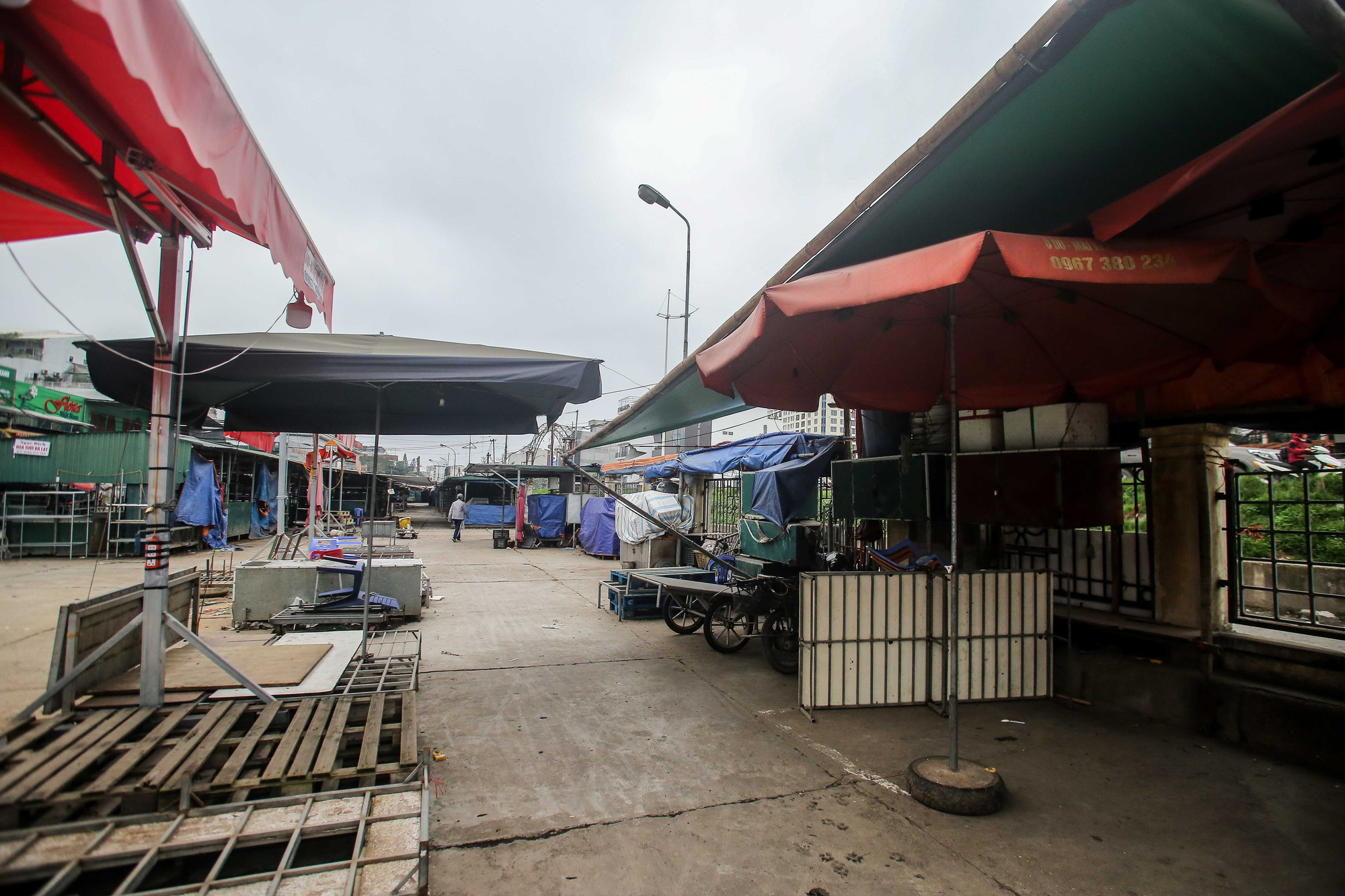 Chợ hoa lớn nhất H&agrave; Nội kh&ocirc;ng một b&oacute;ng người do li&ecirc;n quan tới ca Covid-19 - Ảnh 10.