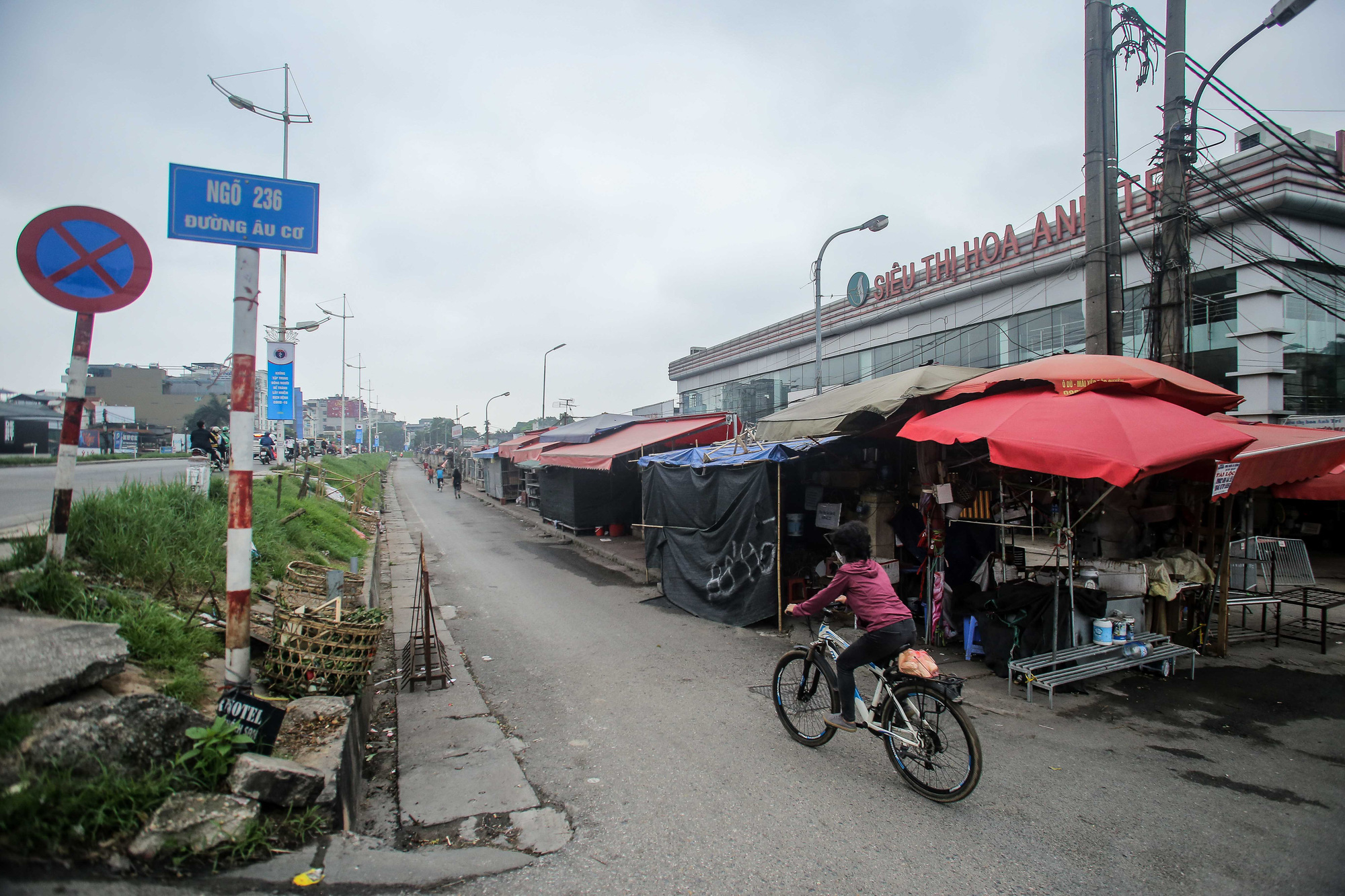 Chợ hoa lớn nhất H&agrave; Nội kh&ocirc;ng một b&oacute;ng người do li&ecirc;n quan tới ca Covid-19 - Ảnh 11.