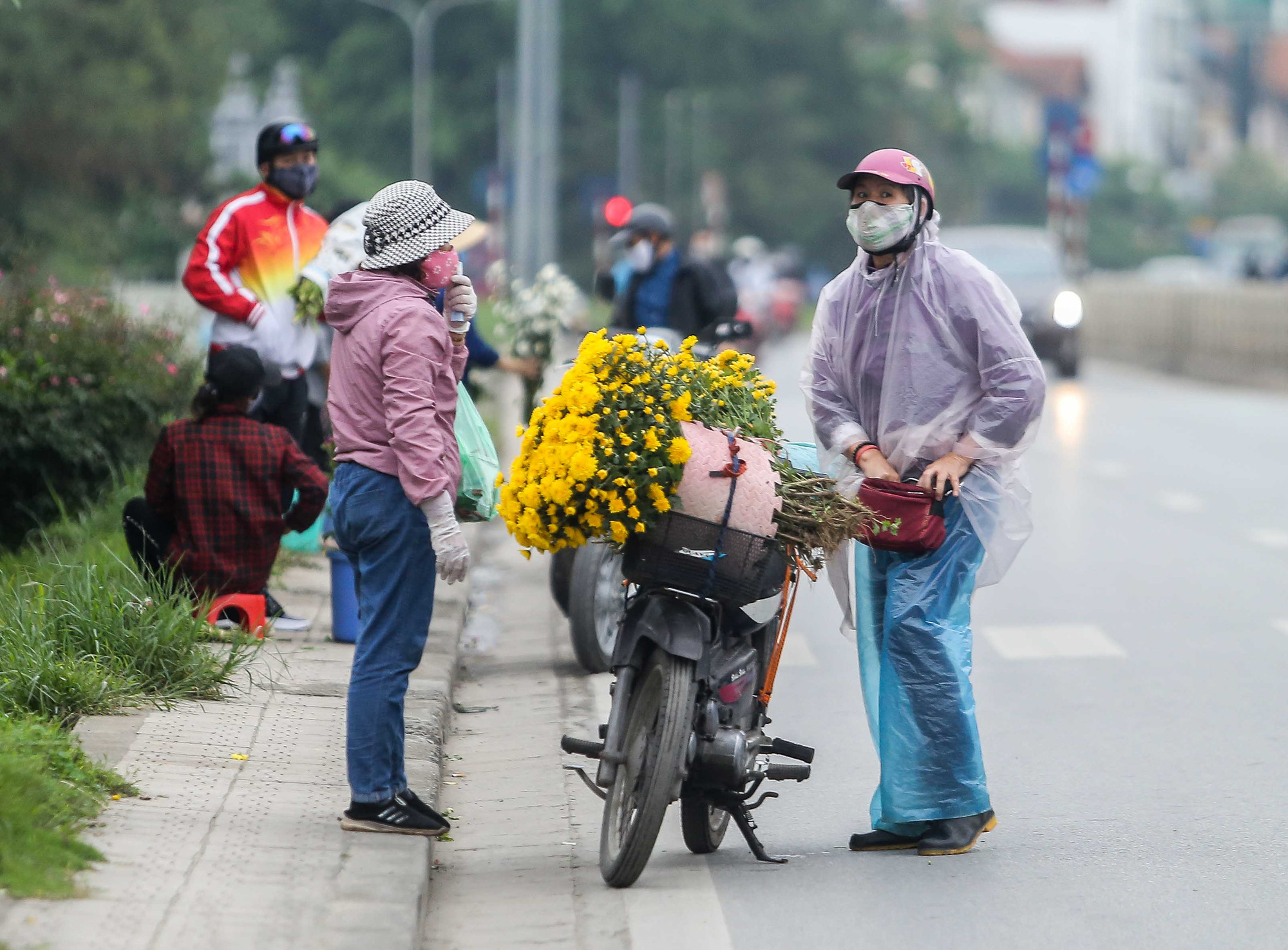 Chợ hoa lớn nhất H&agrave; Nội kh&ocirc;ng một b&oacute;ng người do li&ecirc;n quan tới ca Covid-19 - Ảnh 14.