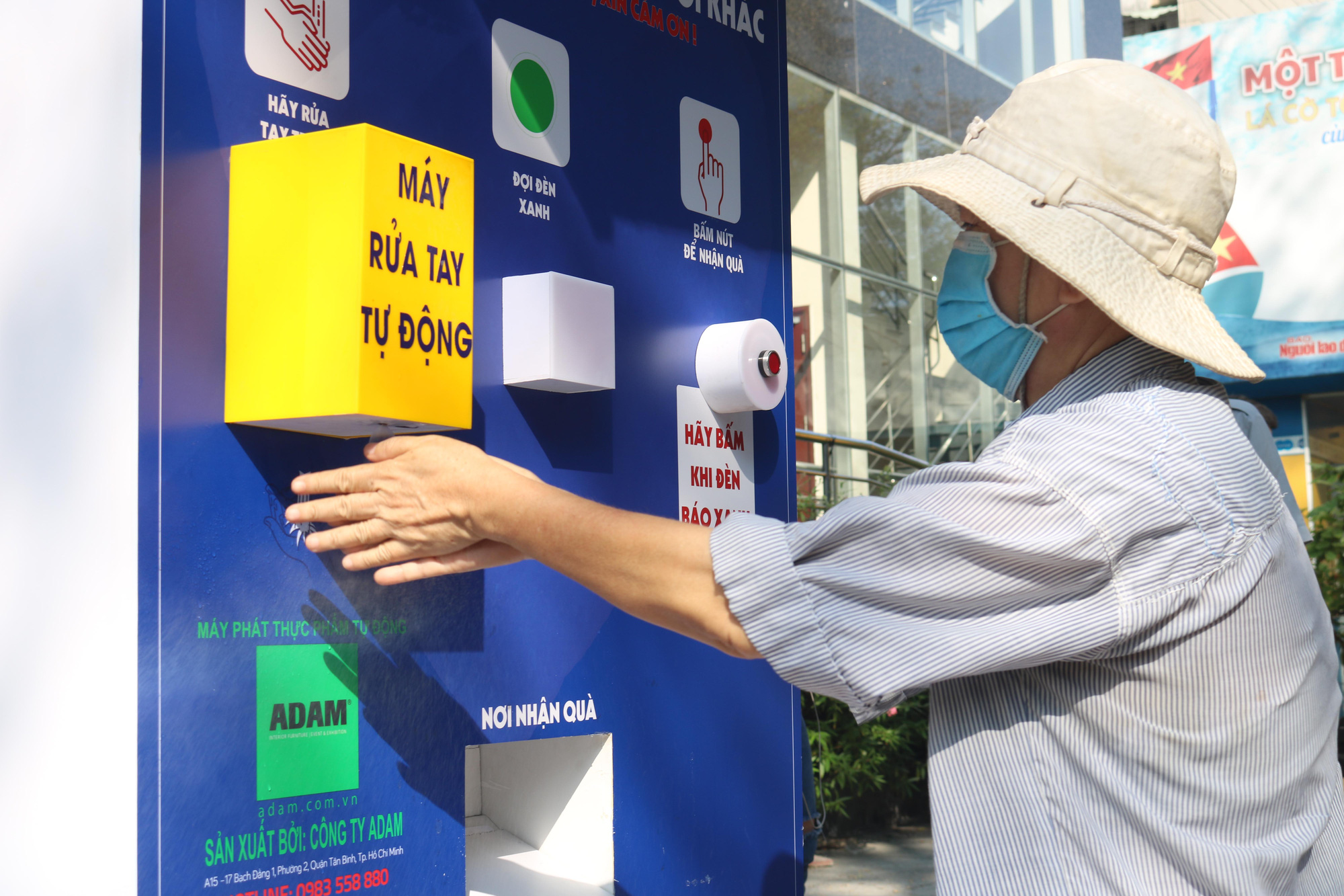 ATM thực phẩm miễn ph&iacute;: Gần 600 phần qu&agrave; đến tay người ngh&egrave;o - Ảnh 1.