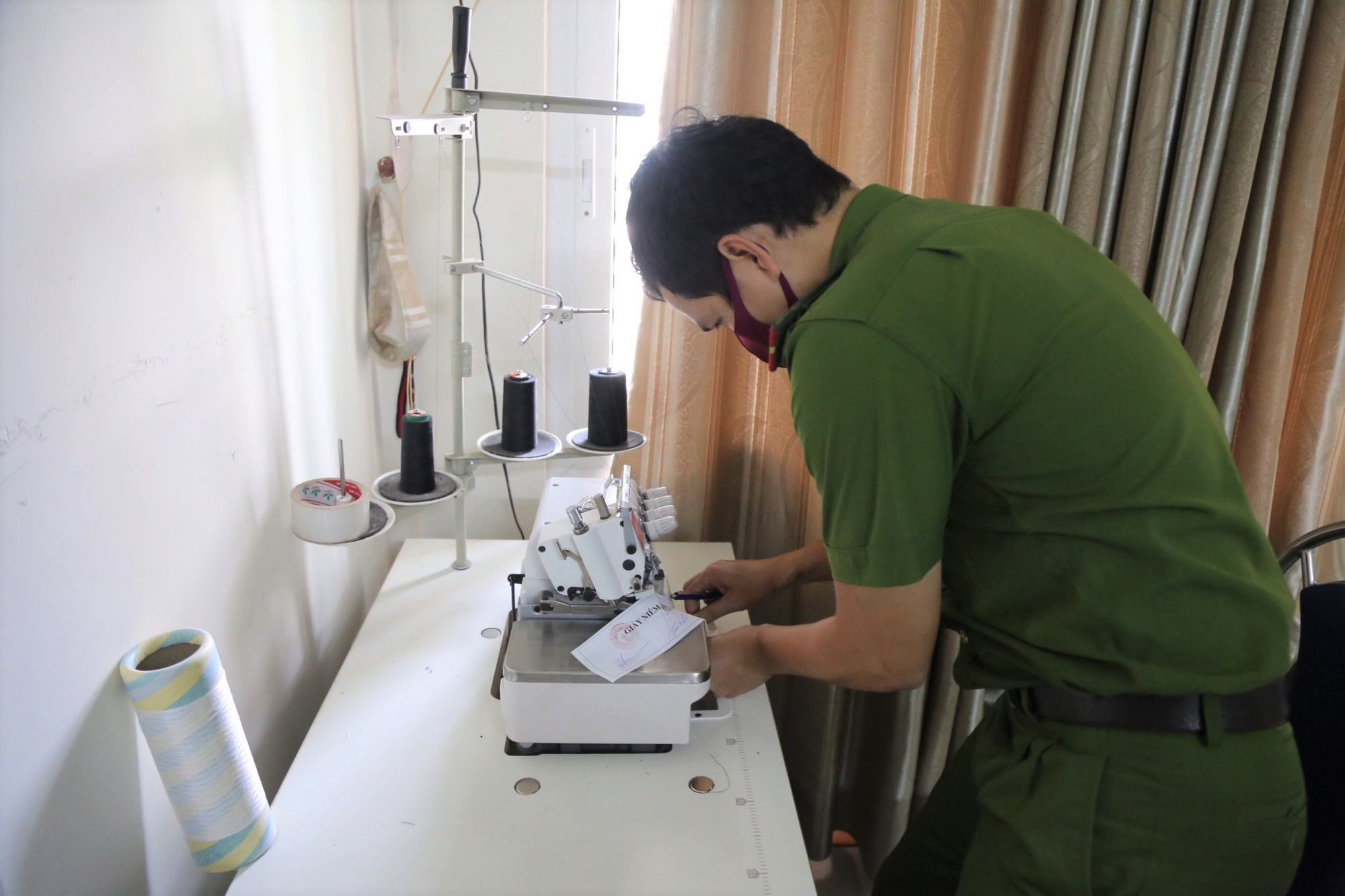 Đ&agrave; Nẵng: Ph&aacute;t hiện một cơ sở may khẩu trang vải kh&ocirc;ng ph&eacute;p - Ảnh 2.
