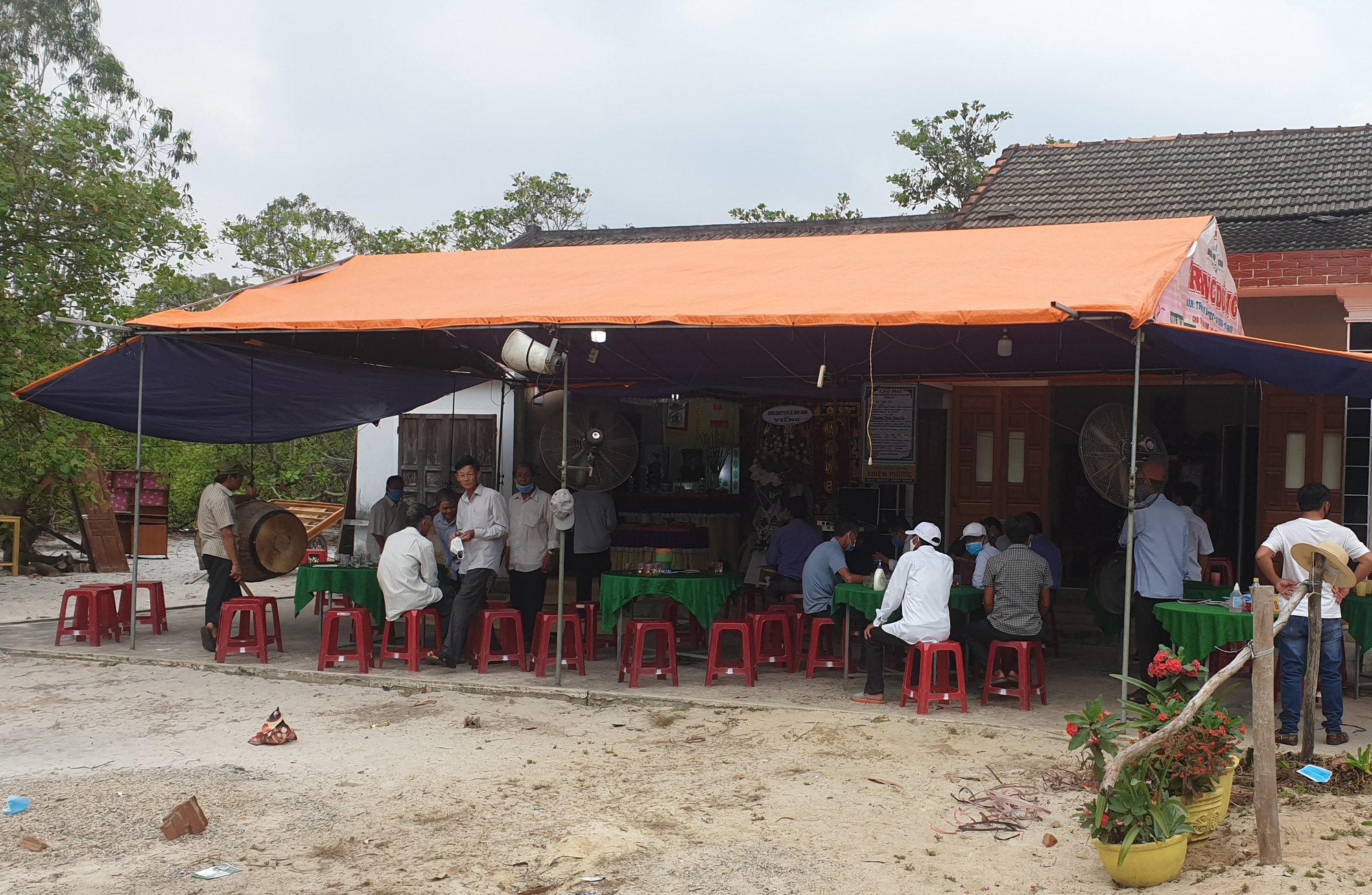 Vụ đưa thi thể lên trụ sở xã: Lời kể của gia đình ra sao?