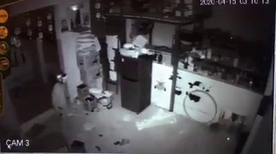 CLIP: Kẻ trộm đột nhập vào quán trà sữa mùa Covid-19 nhưng "lực bất tòng tâm"