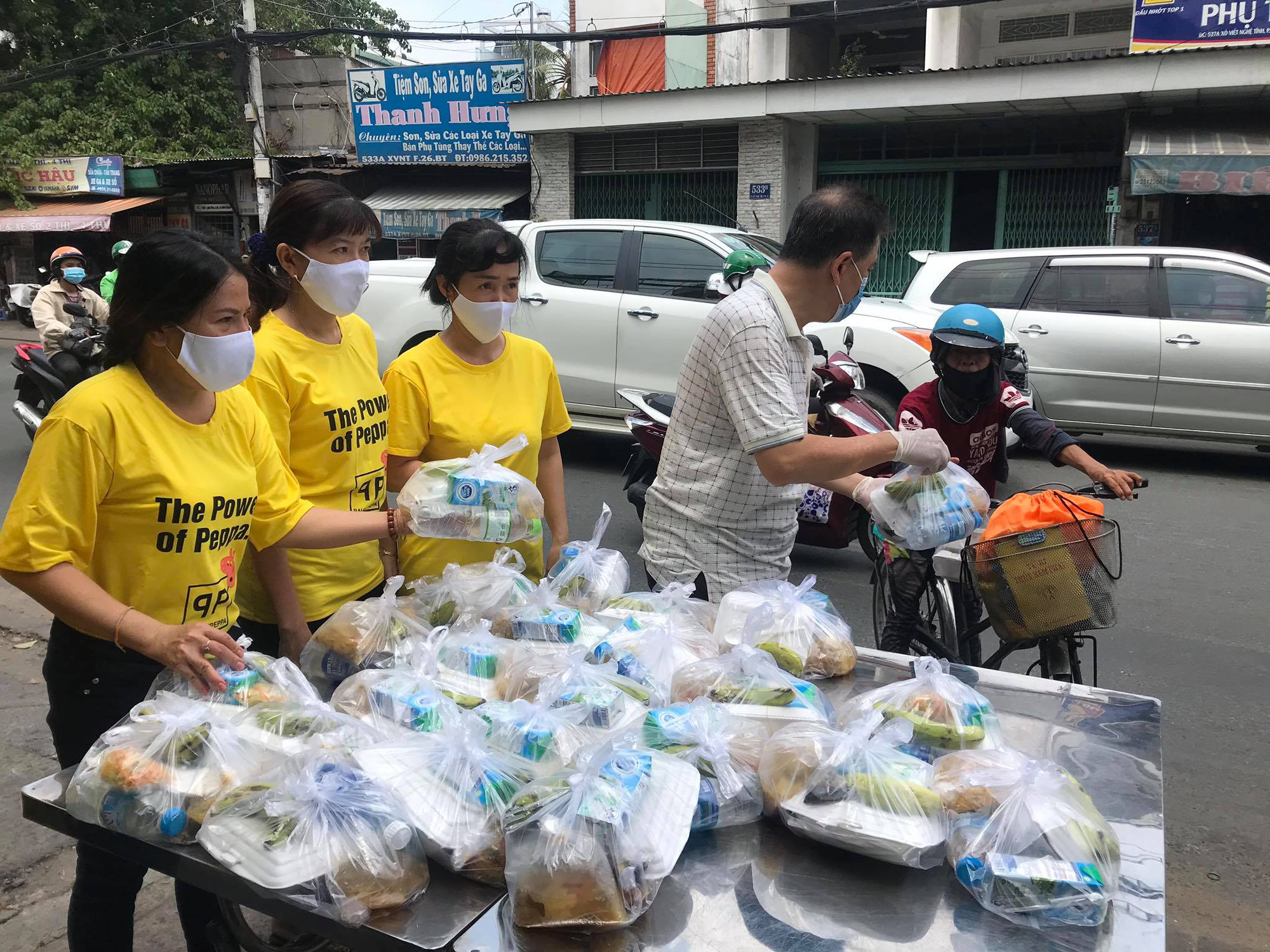 NSND Lệ Thủy tặng gạo cho nghệ sĩ nghèo, Hữu Nghĩa tặng cơm cho người khuyết tật - Ảnh 4.