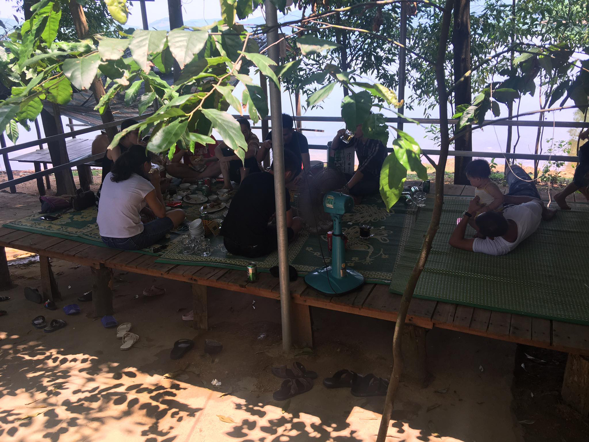Hàng chục người tụ tập ăn nhậu lúc giãn cách xã hội chống dịch Covid-19