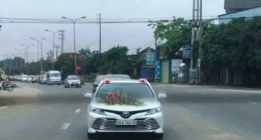 Khiển tr&aacute;ch Ph&oacute; gi&aacute;m đốc bệnh viện c&oacute; con trai rước d&acirc;u rầm rộ - Ảnh 1.