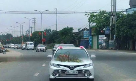 Khiển trách Phó giám đốc bệnh viện có con trai rước dâu rầm rộ
