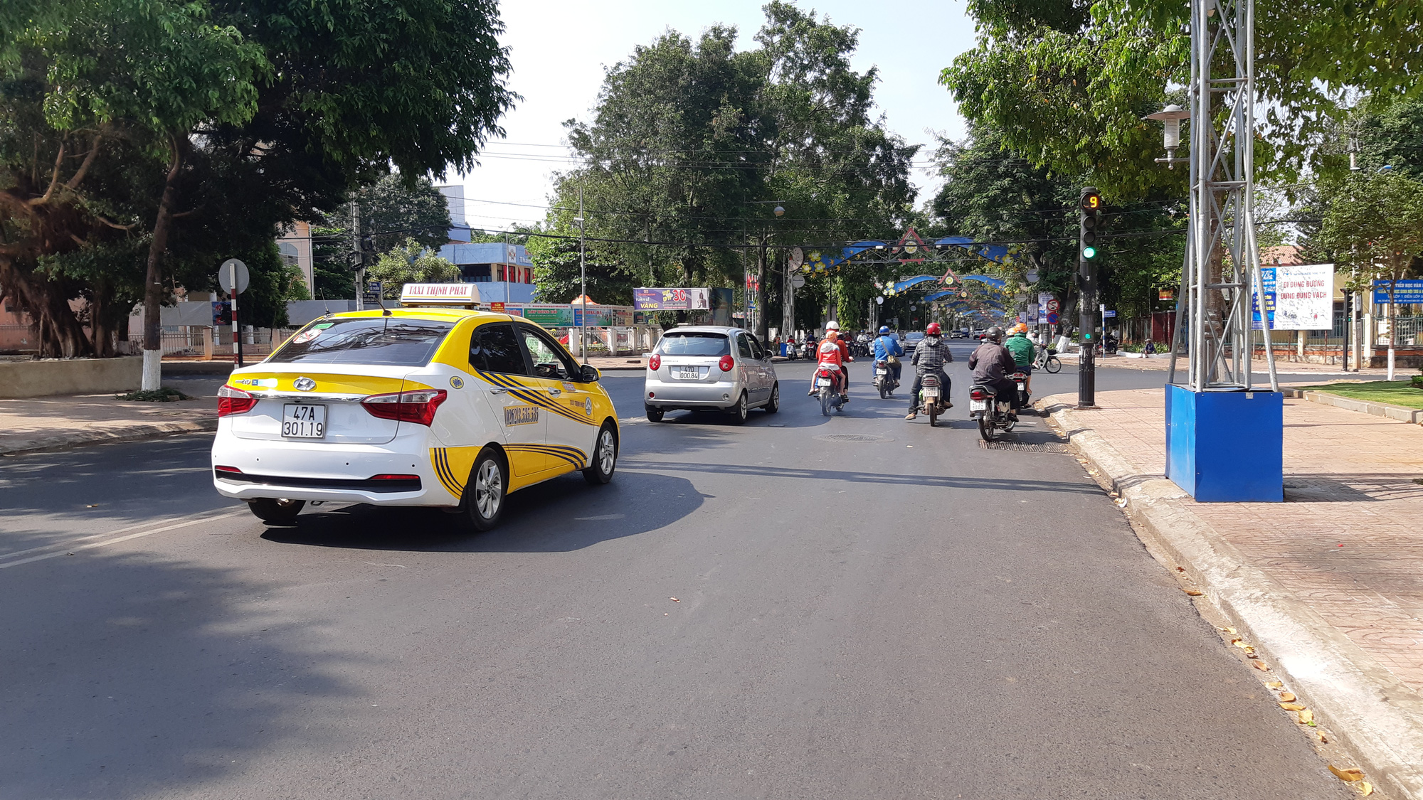 Ph&ograve;ng chống dịch Covid-19: Đắk Lắk vẫn cho taxi, xe bu&yacute;t chạy - Ảnh 1.