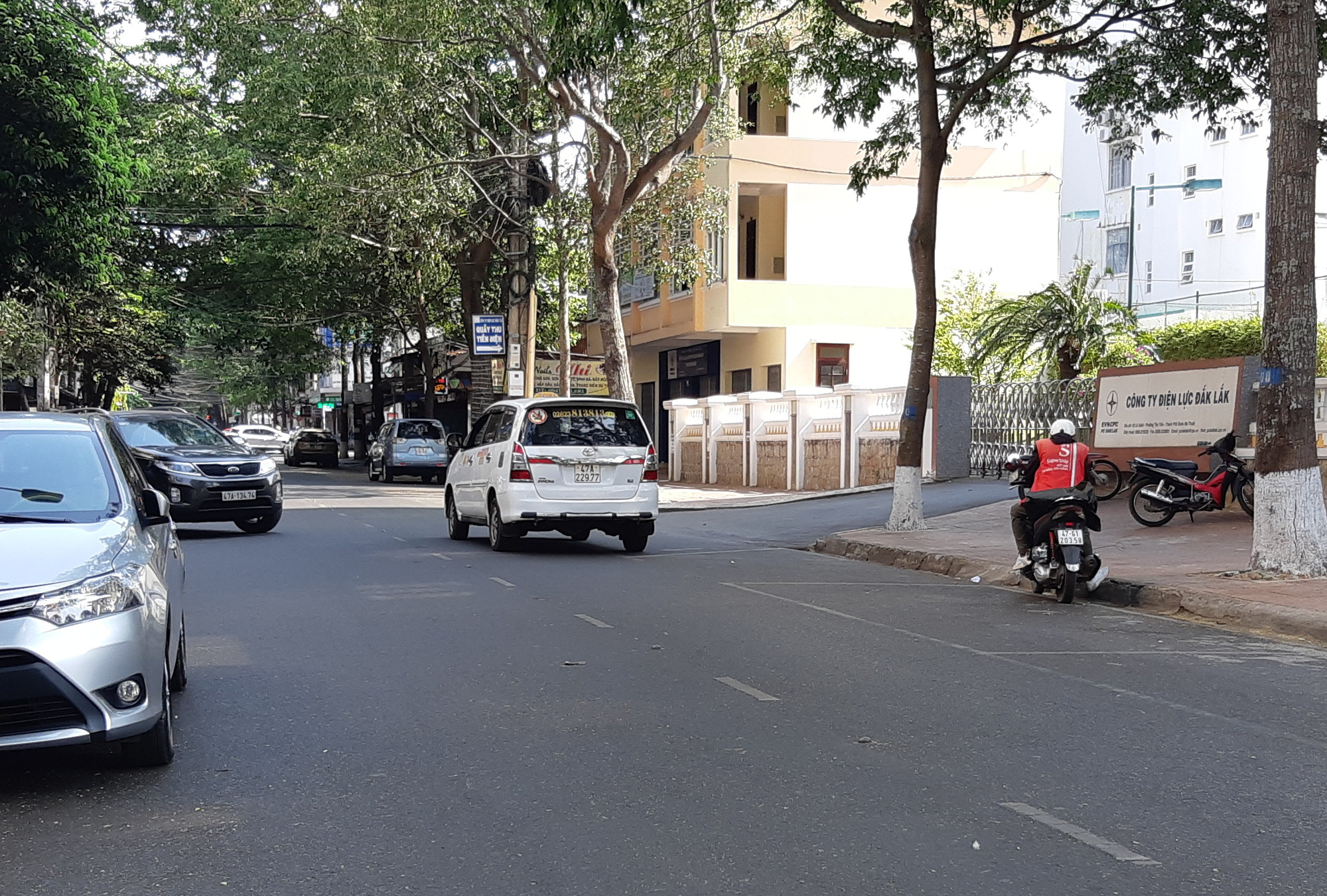 Ph&ograve;ng chống dịch Covid-19: Đắk Lắk vẫn cho taxi, xe bu&yacute;t chạy - Ảnh 2.