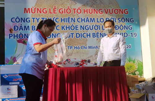 Hơn 850 phần quà đến tay người lao động khó khăn