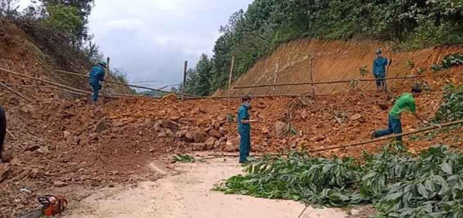 Đổ đất, cẩu b&ecirc;t&ocirc;ng chặn đường giao th&ocirc;ng để c&aacute;ch ly x&atilde; hội - Ảnh 5.