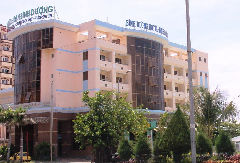 Đang di dời, khách sạn bên bờ biển Quy Nhơn vẫn cải tạo, sửa chữa - Ảnh 2.