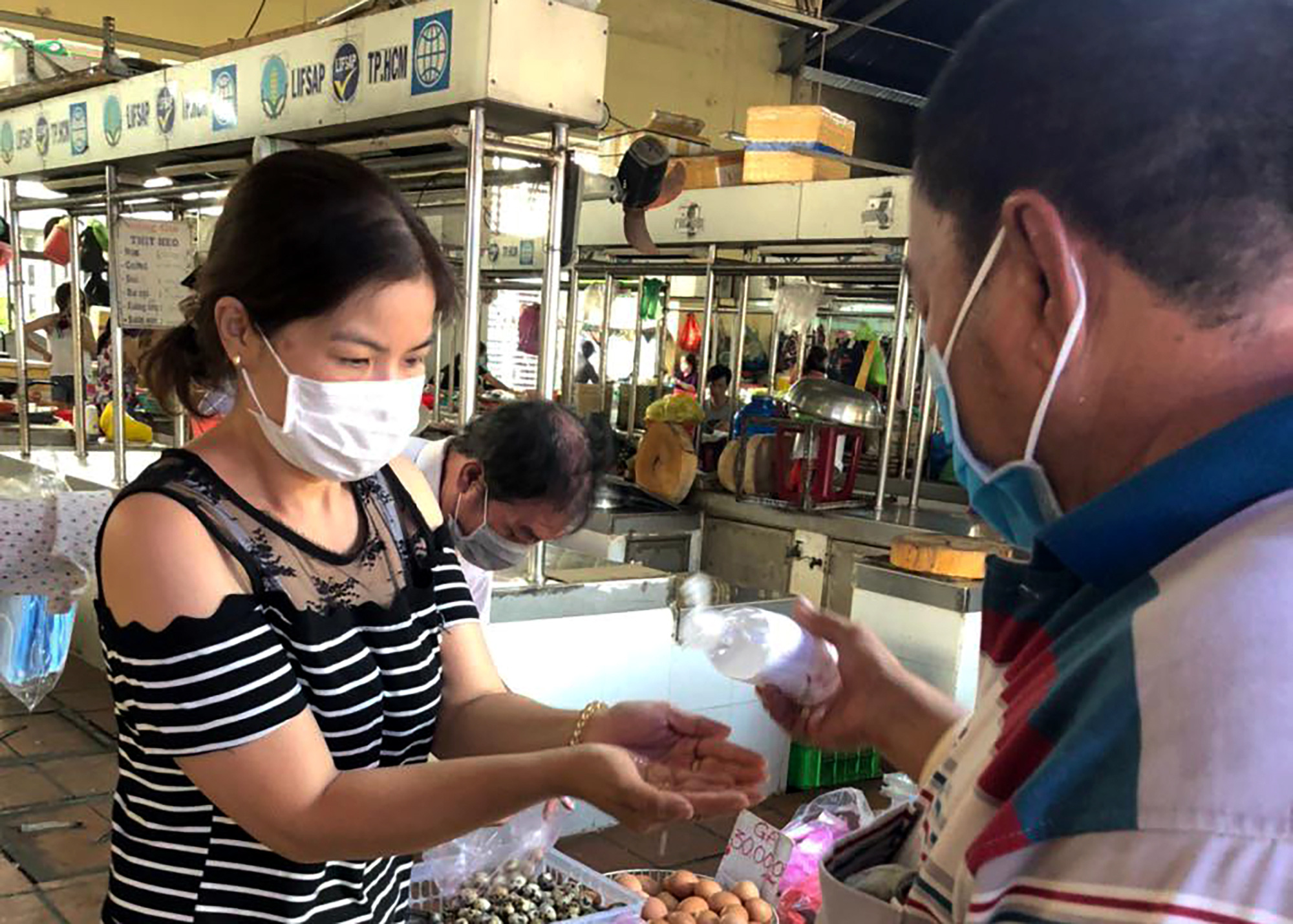 Ng&agrave;y thứ hai c&aacute;ch ly x&atilde; hội: Nhiều t&iacute;n hiệu vui ở TP HCM v&agrave; B&igrave;nh Dương - Ảnh 4.