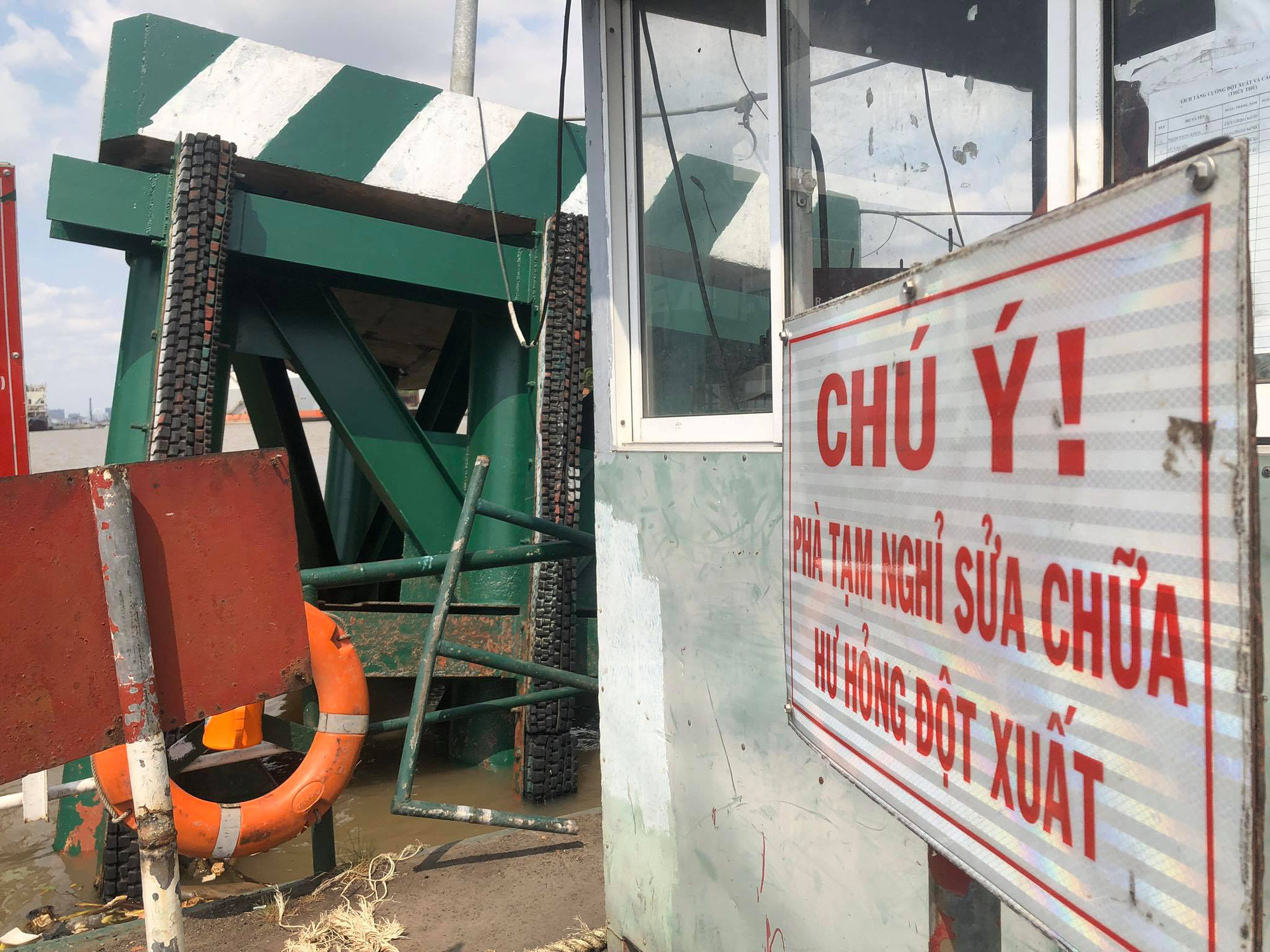 Tàu biển va vào cầu phao, bến phà Cát Lái bị ảnh hưởng thế nào?