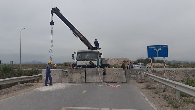 Đổ đất, cẩu b&ecirc;t&ocirc;ng chặn đường giao th&ocirc;ng để c&aacute;ch ly x&atilde; hội - Ảnh 3.