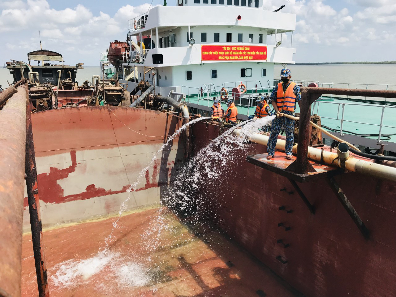 Giỗ Tổ H&ugrave;ng Vương, Hải qu&acirc;n mang 1 triệu l&iacute;t nước ngọt đến với b&agrave; con miền T&acirc;y - Ảnh 1.
