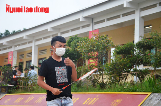Xử phạt 2 vợ chồng 400.000 đồng vì ra ngoài không đeo khẩu trang - Ảnh 1.