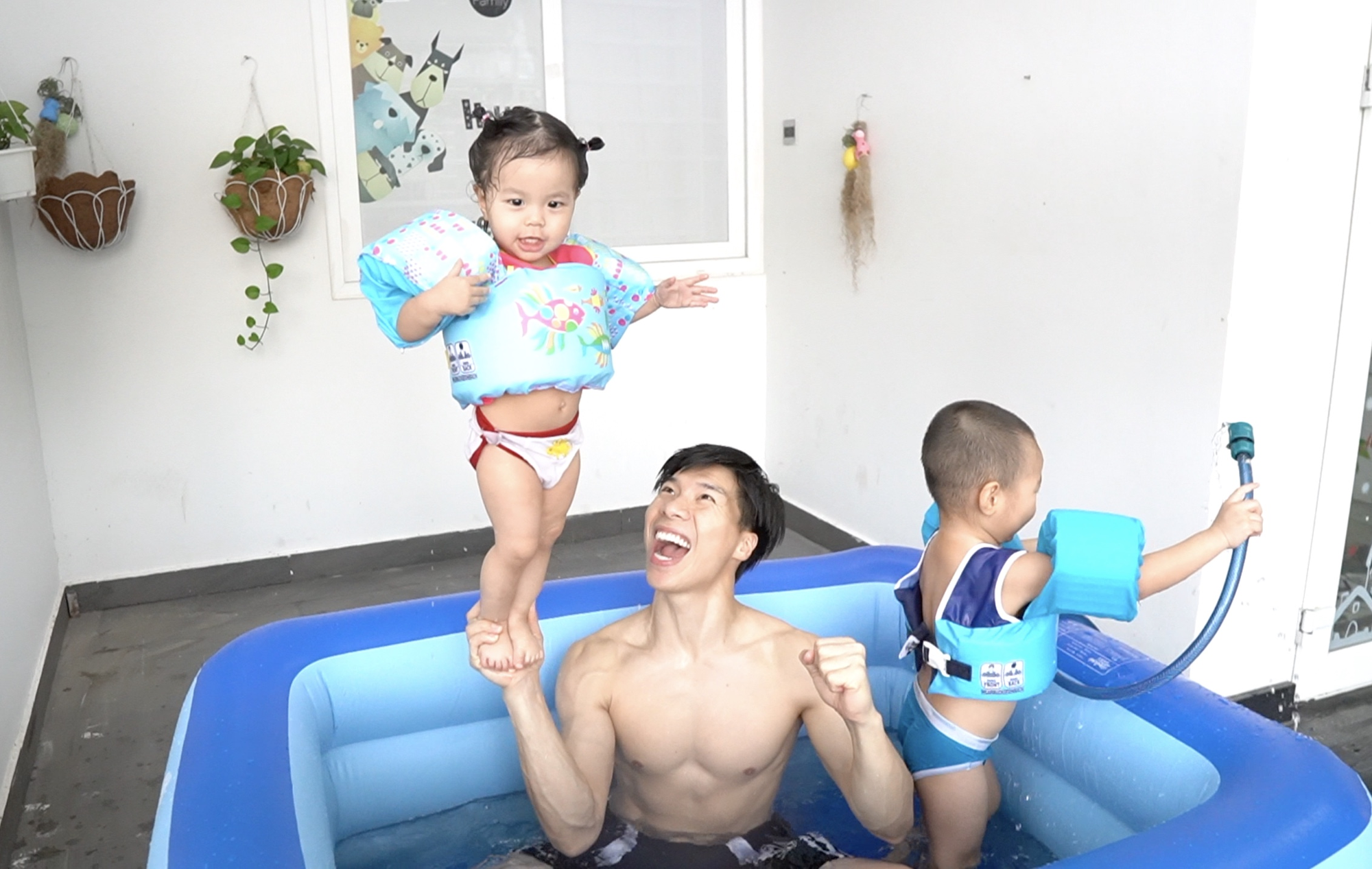 Gia đình "hoàng tử xiếc" Quốc Nghiệp chộn rộn cách ly tại nhà